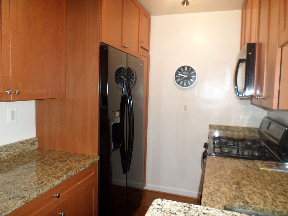 Fridge with freezer & icemaker