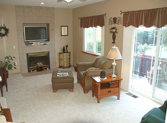 Family Room w/Deck & Fireplace