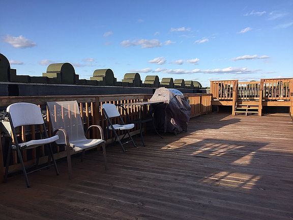 Rooftop Deck w/ grill