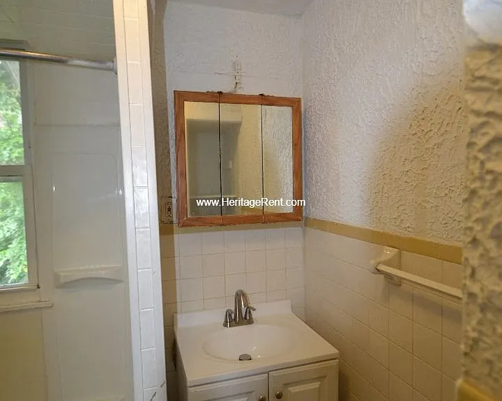 310 E 16th St — Photo 7
