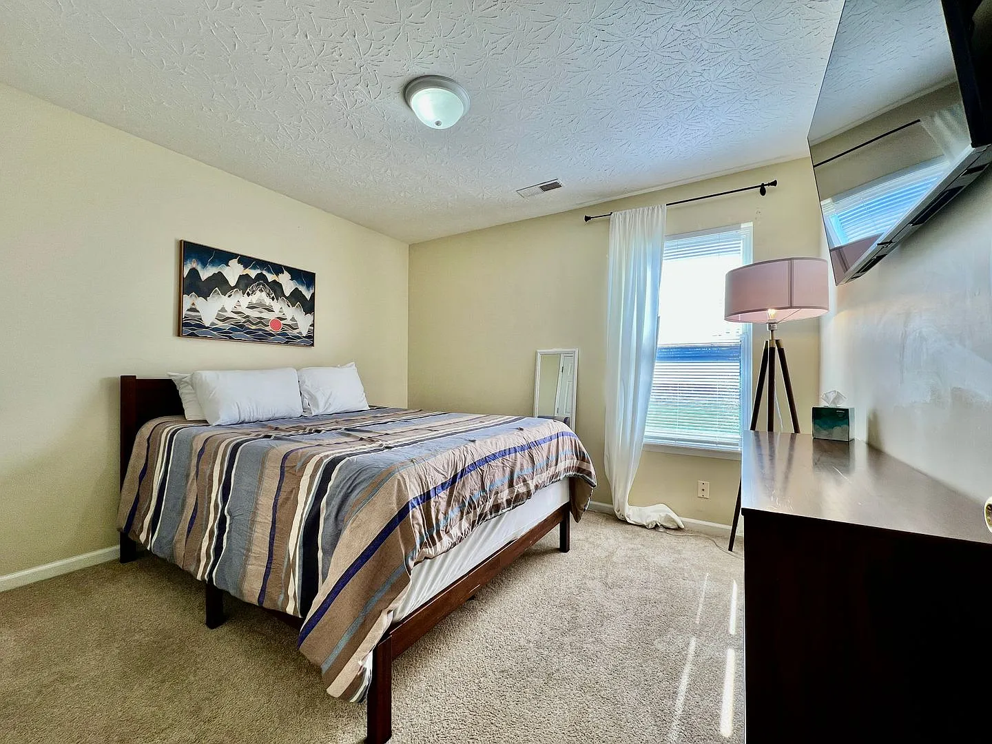 3 Bedroom 1 Bathroom Attached Home — Photo 4