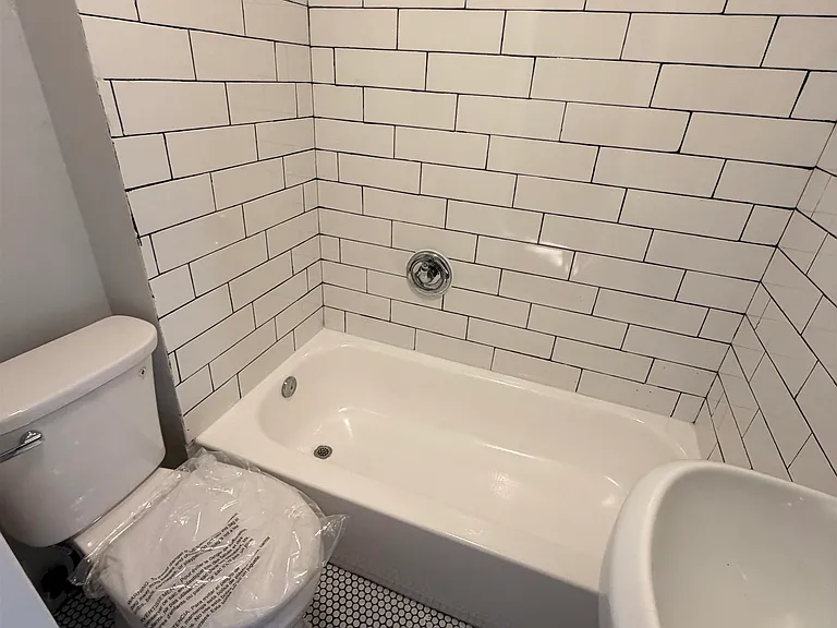 213 Webster Ave #2R — Photo 9