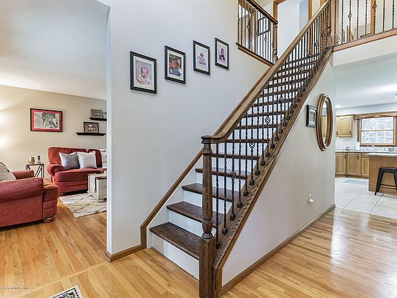 3rd image of 14 Woods Rd