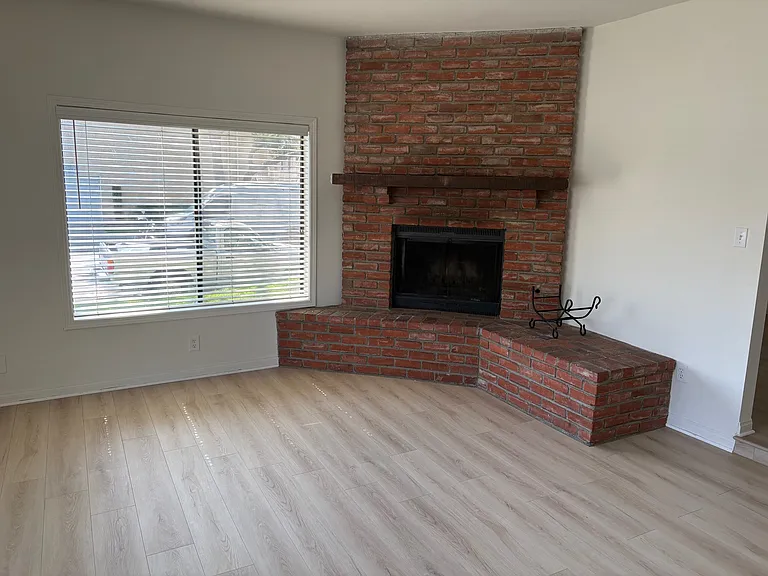 2800 W Victory Blvd — Photo 2