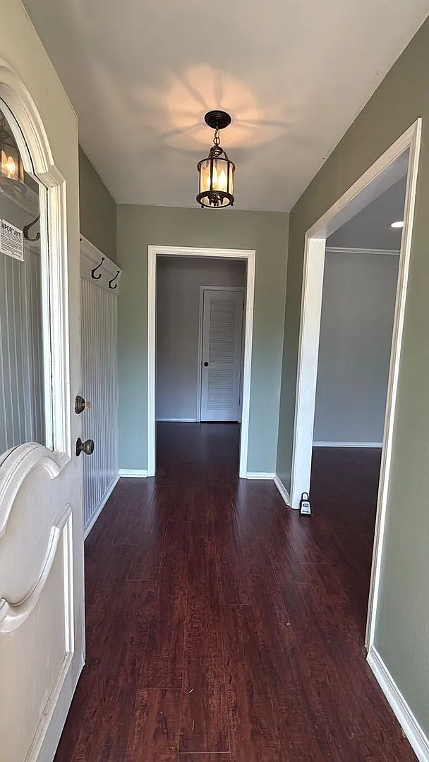 Spacious four-bedroom home located in University Terrace neighborhood with full fenced-in backyard. — Photo 3