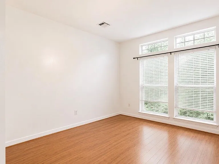 423 Blossomwood Dr — Photo 4