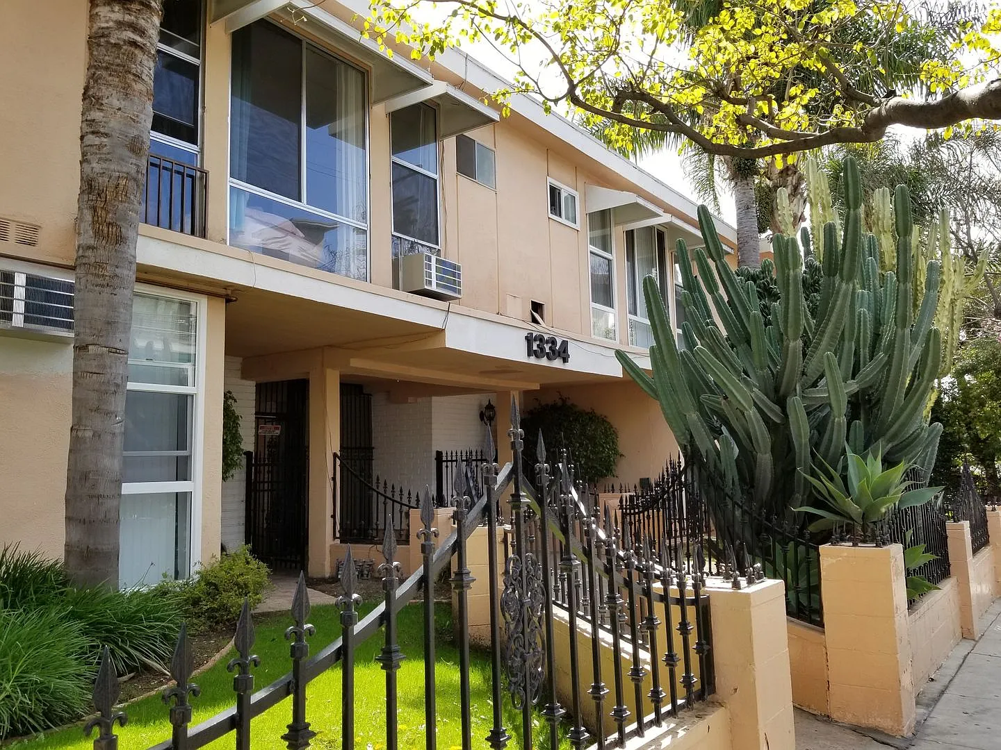 1334 Las Palmas Ave — Photo 1