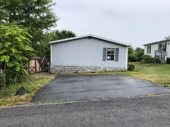 11927 Heather Dr, Hagerstown, MD 21740