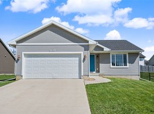 2124 Shady Grove Rd SW, Cedar Rapids, IA 52404