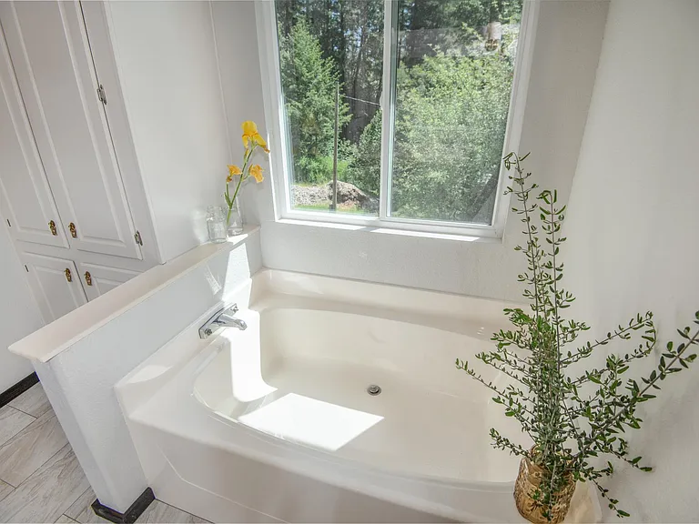 x-large en suite bathtub