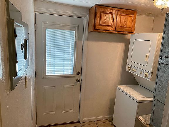 Foyer/ laundry room.