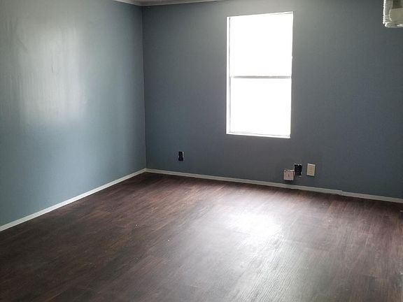 4th image of 553 NE Broadway Ave