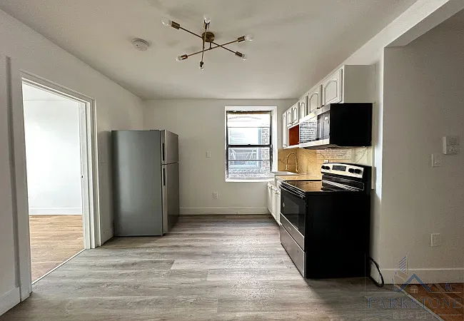 3 bed, 900 sqft, $2,000 — Photo 2