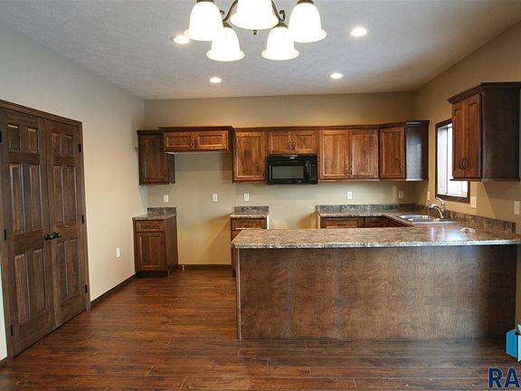 4th image of 303 Columbia Cir