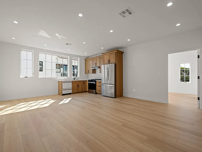 439 N Sierra Bonita — Photo 10