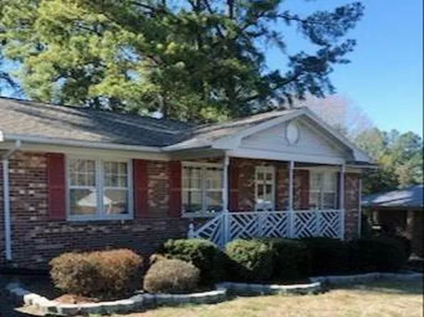 1049 E Oak Hill Dr, Halifax, VA 24558