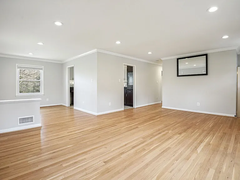 1204 Gladstone Dr — Photo 5