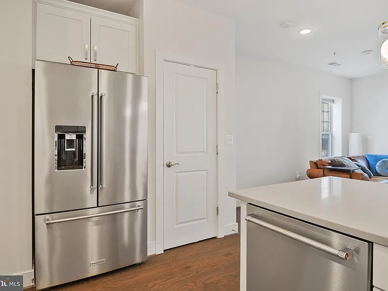 813 Rockwell Ave — Photo 12