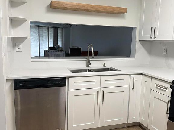 2nd image of 903 Harbour Pointe Way