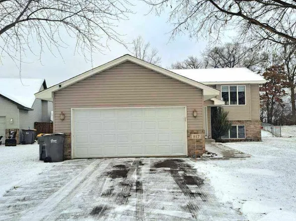 817 Isanti Pkwy NW, Isanti, MN 55040