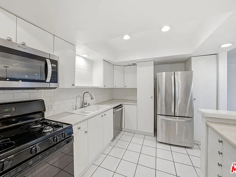 1037 N Vista St #206 — Photo 9