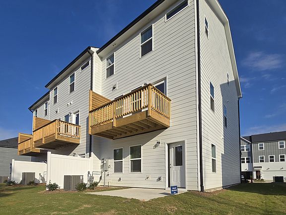 3rd image of 2802 Farmhouse Dr