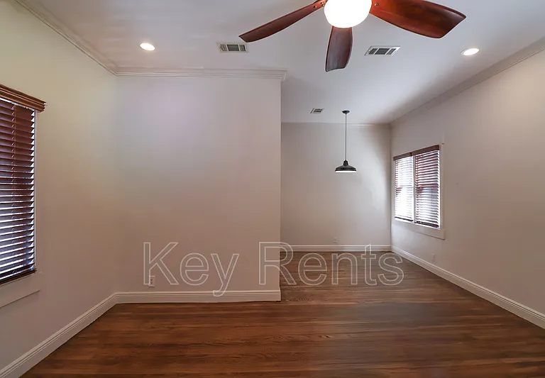 422 N Davis Hwy — Photo 2
