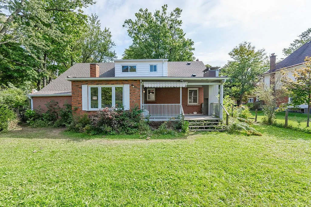 Updated 2 Bedroom In Welland — Photo 2
