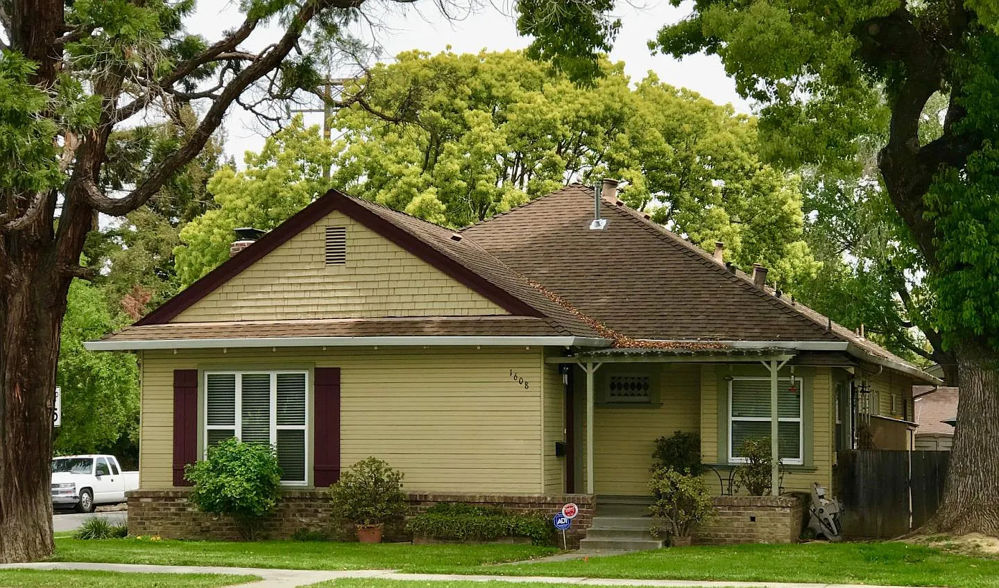 1608 Lincoln Ave photo 1