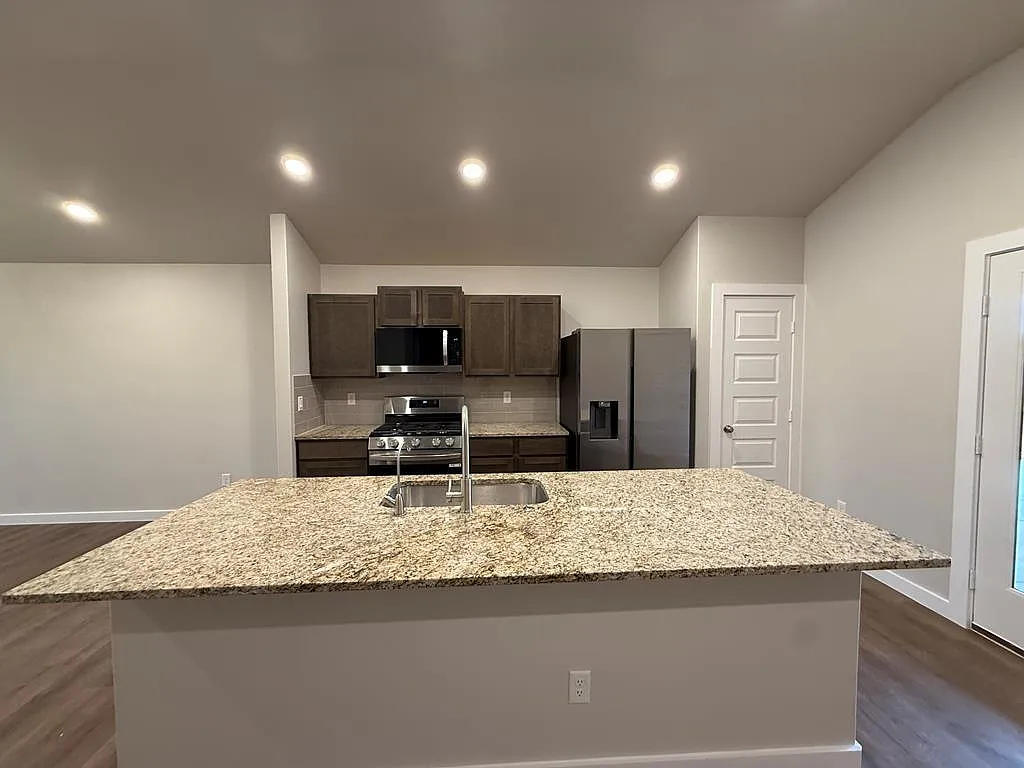 3 bed, 2.0 bath, 1450 sqft, $2,600 — Photo 4