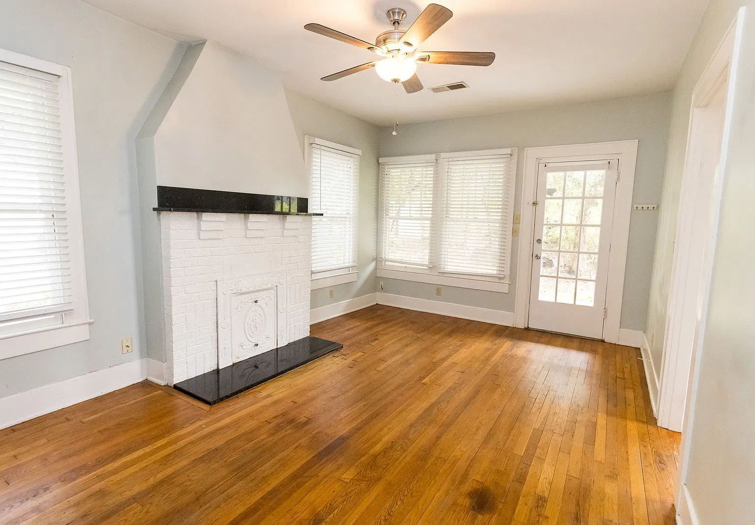 2 bed, 1.0 bath, 1150 sqft, $1,395 — Photo 2