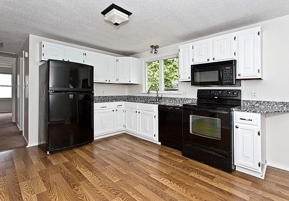 2nd image of 319 Lynnfield St