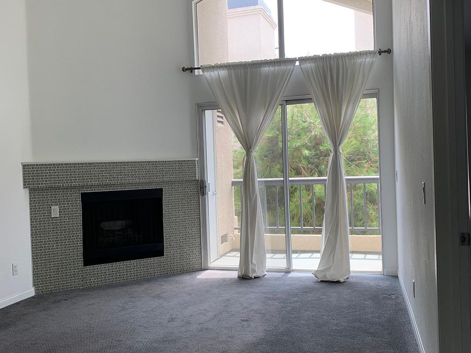1st image of 5550 Owensmouth Ave APT 324