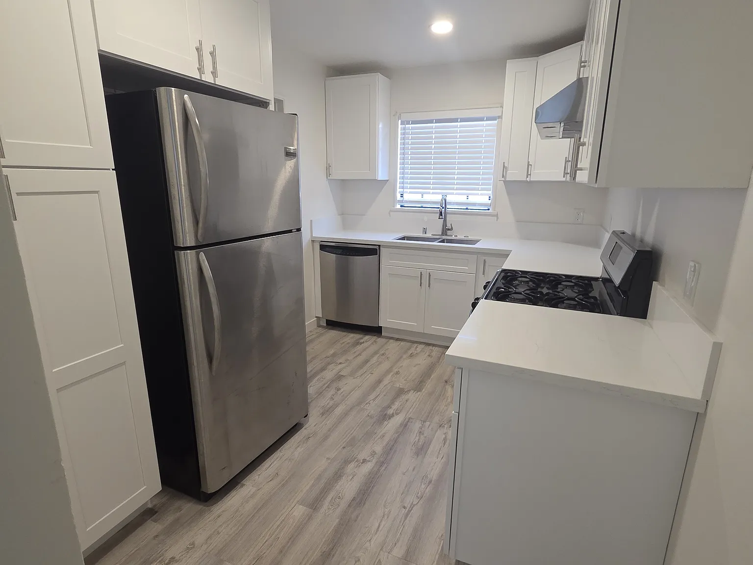 4 bed, 1870 sqft, $4,480 — Photo 2