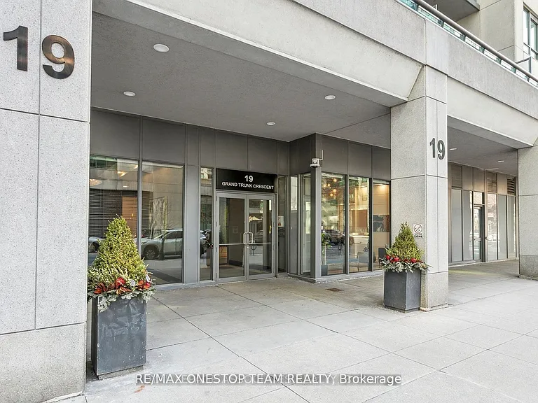 19 Grand Trunk Cres #811 — Photo 2