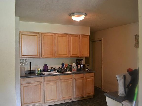 3rd image of 7556 Stratford Blvd