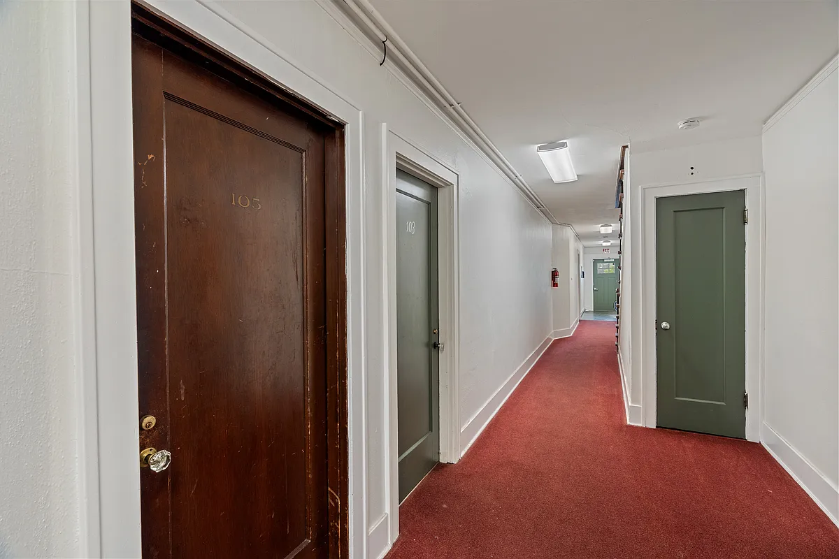 Building Photo - 112 E 1st St #105