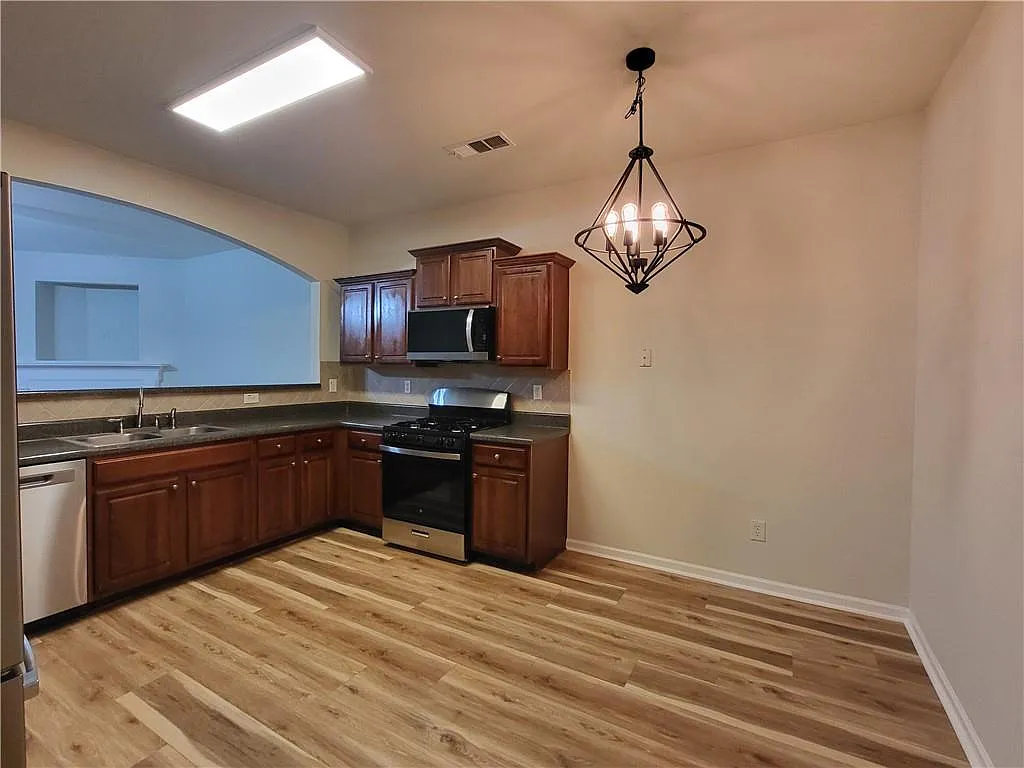 3 bed, 2.5 bath, 1900 sqft, $2,145 — Photo 3
