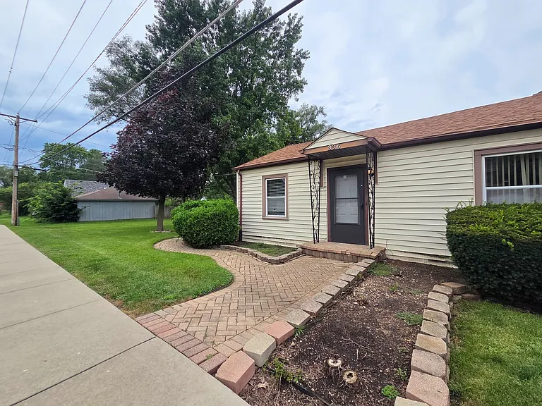 336 E Orchard St — Photo 3
