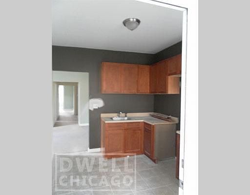 4th image of 828 W 35th Pl #2
