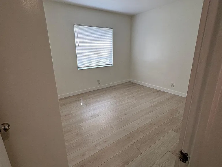 600 NE 46th Ct #5 — Photo 7