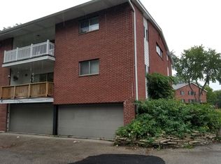 245 Williamsburg Dr APT 7, Thiensville, WI 53092