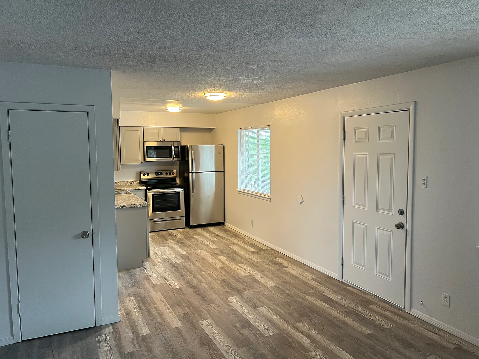 Completely Remodeled 2 Bedroom w. Washer/Dryer and Updates Throughtout — Photo 4