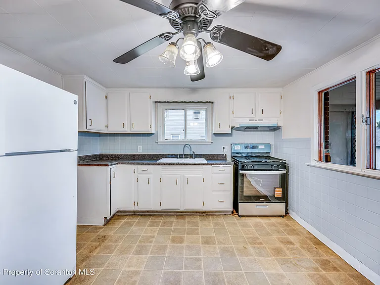 1020 Farber Ct — Photo 3