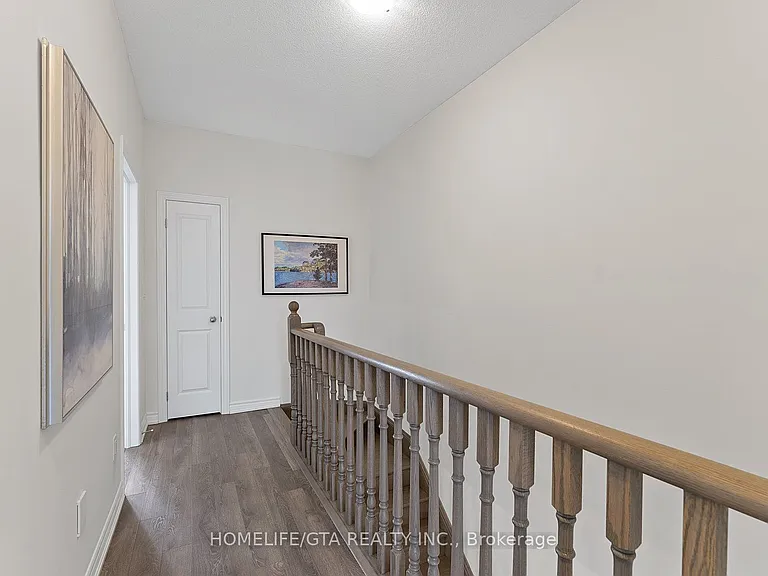 7 Holyrood Cres — Photo 34