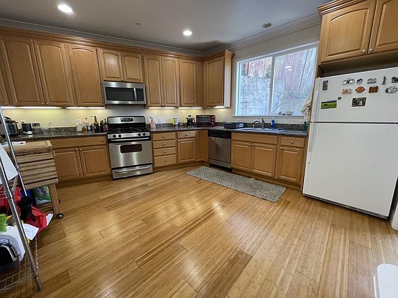 2nd image of 428 Wellington Ave