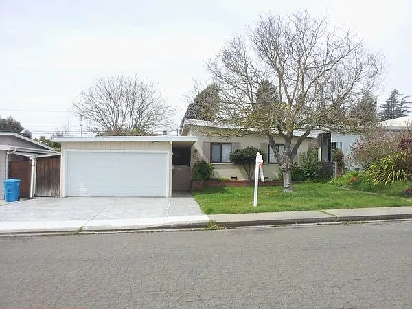 115 Lois Ln photo 1