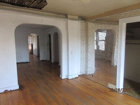 5th image of 432 W 42nd Pl