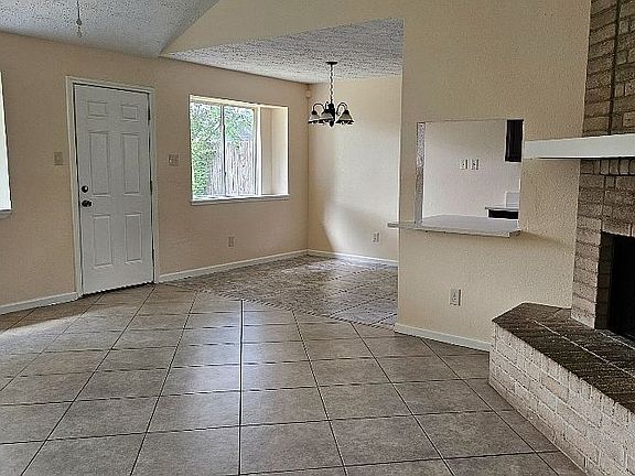 4th image of 1114 Willow Creek Dr