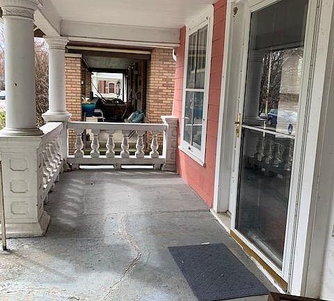 4th image of 1118 N Temple Ave
